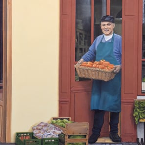 Détail d'une fresque sur façade: un maraîcher sort de son magasin avec un panier de légumes. Jura 39