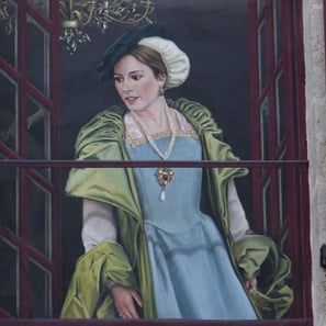 Trompe-l'oeil peint: une fenêtre ouverte sur une femme en costume d'époque. Château de Maisod (39).