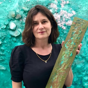 Xirkys artiste plasticienne présentant une oeuvre abstraite