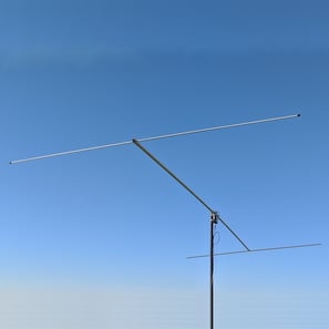 Pro Antennas Dual Beam Pro HF antenna with a blue sky background