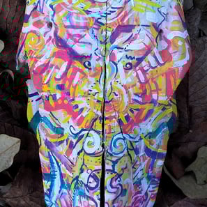 peinture aux couleurs vives sur un crane sur un lit de feuilles mortes
