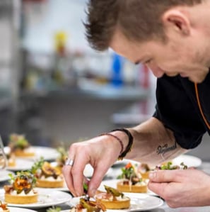 chef à domicile en pleine action en train de dresser des assiettes