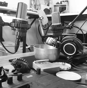 des micros et un casque audio, un bol tibétain, un senza et un PUSH 2 Ableton Live