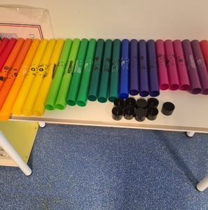 des boomwackers, tubes sonores accordés colorés