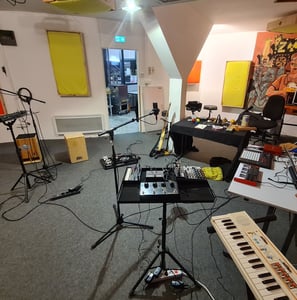 installation de différents instruments, looper, synthé, micro pour un atelier autour des boucles