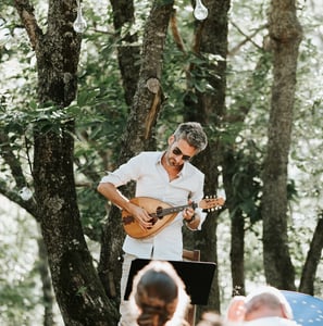 un musicien joue de la mandoline lors d'une cérémonie de mariage en plein air