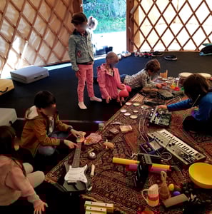 des enfants jouent des instruments de musique lors d'un atelier