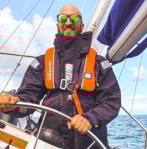 Arne Weidtke bevorzugt Schönwettersegeln mit Sonnenbrille