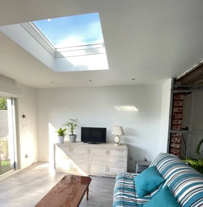 Intérieur d'une maison avec fenêtre de toit aluminium et baie vitrée