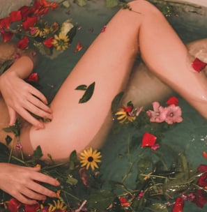 Ein Bad mit Blüten