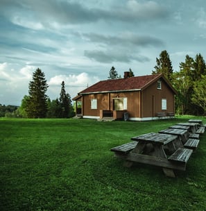 Hütte umgeben von einer Wiese