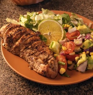 Refeição saudável com frango grelhado, arroz integral e salada colorida
