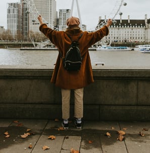 Frau freut sich über den Besuch in London