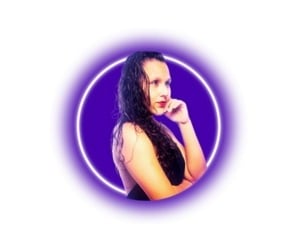 uma mulher com uma luz roxa brilhando ao fundo