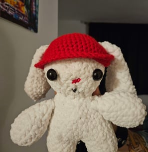 Peluche de lapin blanc avec un chapeau rouge complètement crochetée à la main