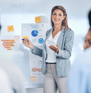 mulher dando treinamento sobre vendas consultivas no mercado B2B