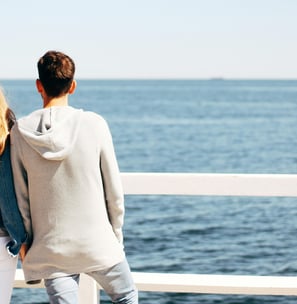 Ein Mann und eine Frau schauen auf die Ostsee