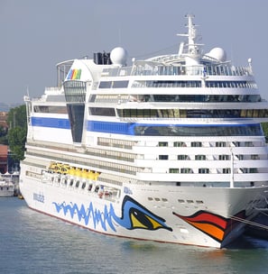 Kreuzfahrtschiff im Hafen