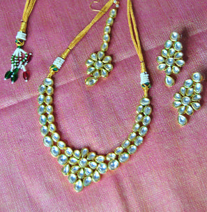 a floral necklace with pearls