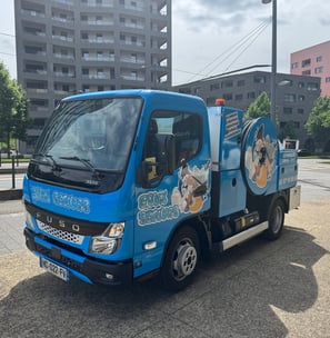 Camion bleu de débouchage Eaux-secours