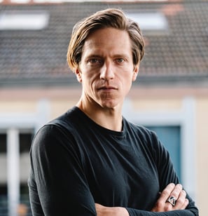 Portrait en extérieur homme blond qui croise les bras - book comédien - © Virginie Bouilhac