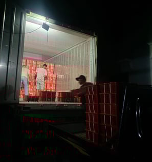 The process of loading salak fruit into a 20ft container