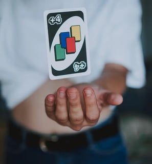 main qui tient une carte de jeu