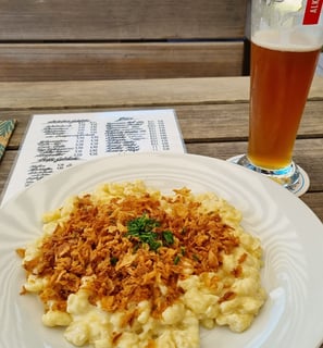 käsespätzle und weißbier am berggasthaus riederstein