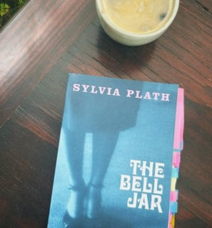 un libro y una taza de café 
