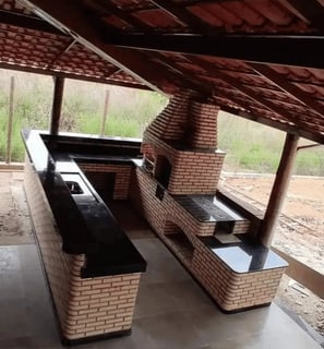 Transforme seu quintal com uma área gourmet elegante e funcional.