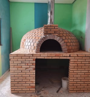 Área gourmet completa com balcão rústico e acabamento de alto padrão.