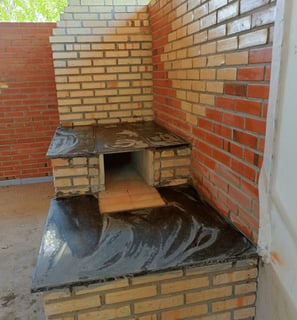 Forno de pizza e churrasqueira construídos com materiais de alta durabilidade.