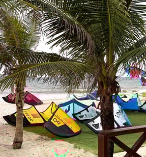 kites no gramado da escola de kitesurf