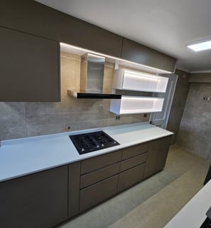 cocina con luces led marron moderna