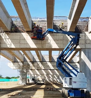 Construcción de superestructura de un puente vehicular de doble calzada