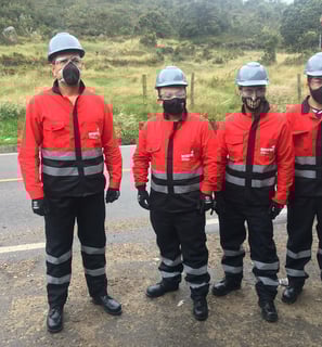 Trabajadores uniformados para dar inicio a la jornada laboral de mantenimiento rutinario de vías