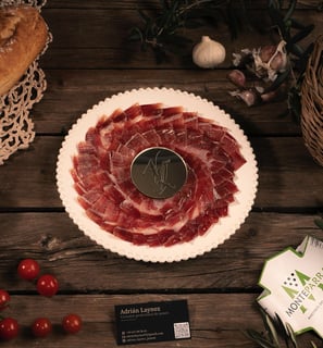 Plato de jamón cortado por Adrián Laynez