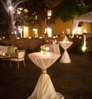 Mesas de coctel en un evento nocturno, en el paso diamond events