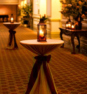 Mesa de coctel decorada con una vela, mantel decorativo, para eventos en el paso texas
