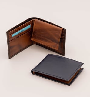 Billetera de cuero bifold en contraste, tarjeteros y compartimiento para ID y licencia