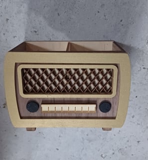 radio set up in a pen holder. Boite à crayons en forme de poste radio vintage découpe laser