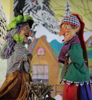 Die Hexe Stinkekraut und Kasperle beim Gespräch Staufenberger Puppentheater