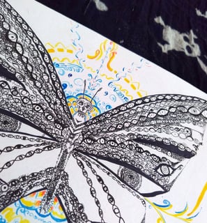 dessin au feutre fin très détaillé d'un papillon avec une tête de mort et des milliers d'yeux sur les ailes