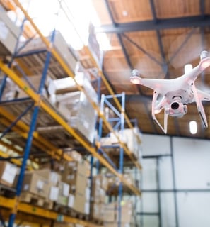 supervisión de almacén con dron
