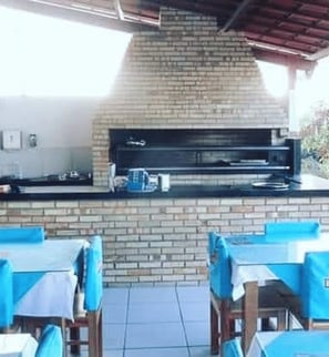 Churrasqueira com acabamento rústico e funcional para seu espaço gourmet.