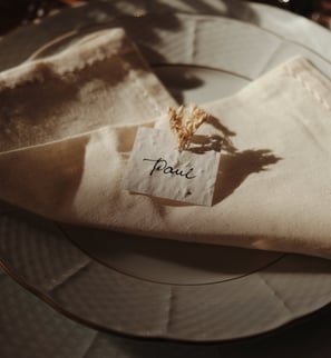 Marque place invités sur serviette et assiettes