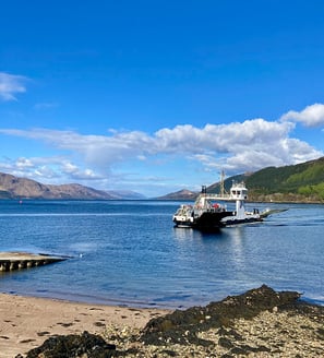 Corran Ferry et a route qui termine dans le Loch