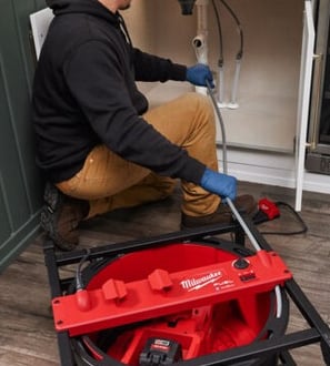 un homme avec un furet electrique
