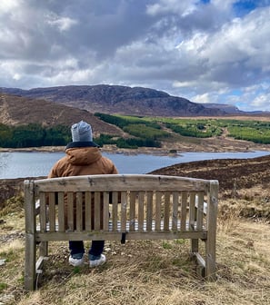 Le Lord contemplant ses terres écossaises à Glencoe