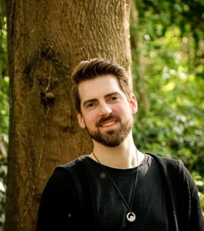 Portrait von Frederik Unruh, Hypnose Coach und Inhaber von Unruh Hypnose Coaching.